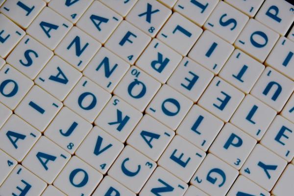 Scrabble illustrant le changement de nom